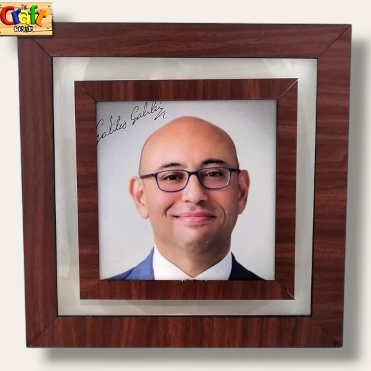 Frame: Floating picture frame