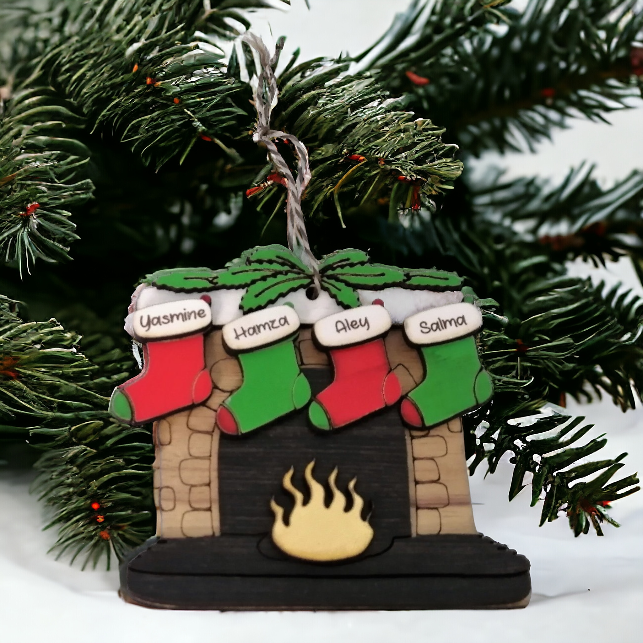 Ornament : Family Personalized fireplace with stockings